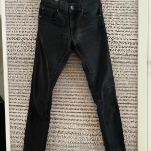 Slim fit jeans från tiger of sweden - Svarta slim fit jeans från Tiger of Sweden. Sitter och ser ut som reaplay, dondup. Hyfsat stretchigt material.
