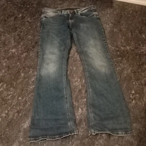 Blå bootcut jeans från Fransa, stl 36 - Snygga blå jeans från Fransa i klassisk bootcut-modell. Jeansen har en lätt tvättad look. bredd-39cm. låg midja-21cm. Det skulle passa 165 höjd, och mer en!! Dessa jeans passar alla kroppstyper!💗 De är stretchiga!