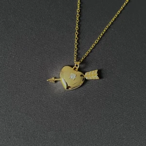 Cœur Fléché - Gold Heart Arrow Necklace - Guldpläterat halsband i stainless steel med hjärta och pil, prytt med glittrande stenar. Justerbar längd 44 + 4 cm. En tidlös symbol för kärlek och elegans.