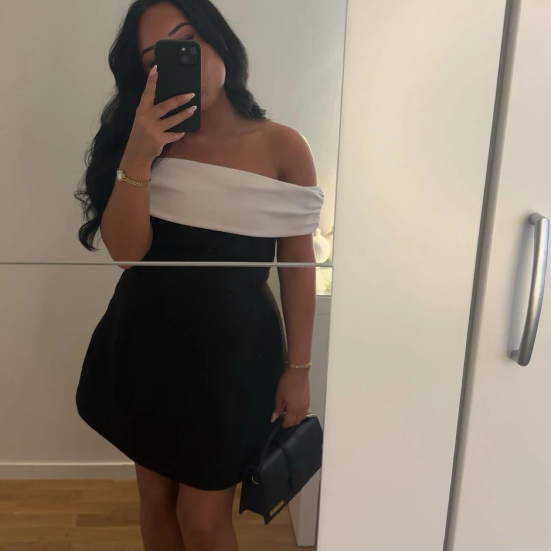 Svart och vit offshoulder klänning - 2