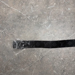 Rutig svart bälte med silver logga - Jag säljer min bälte eftersom jag har en liknande, den passar alla jeans och är väldigt fin i verkligheten. För endast 349kr. (PRISET KAN DISKUTERAS)