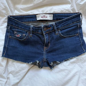 lågmidjade jeans shorts  - Säljer dessa super fina lågmidjade jeans shortsen från hollister i storlek 25