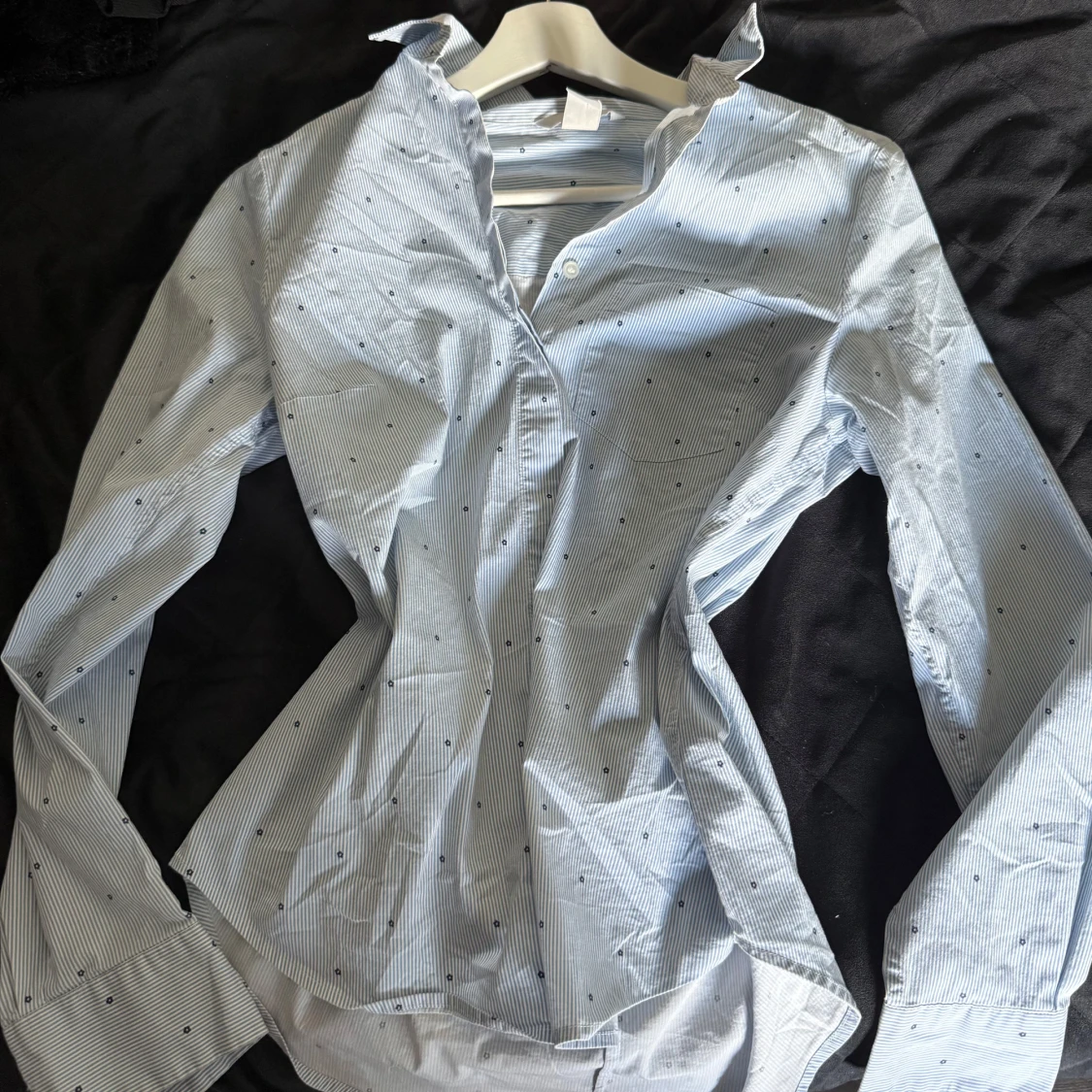 Ljusblå randig skjorta med prickar