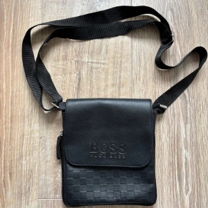 Hugo Boss axelväska - Säljer en axelväska från Hugo Boss. Kan sänka pris för snabb affär!!