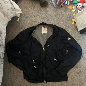 Moncler windbreaker  - Moncler windbreaker size 1 eller typ size xs/s. Äkta och i bra skick och perfekt för lite kallare väder. Grymt pris
