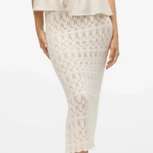 Kjol, strand - Vit lång kjol med fina broderier. Aldrig använt!