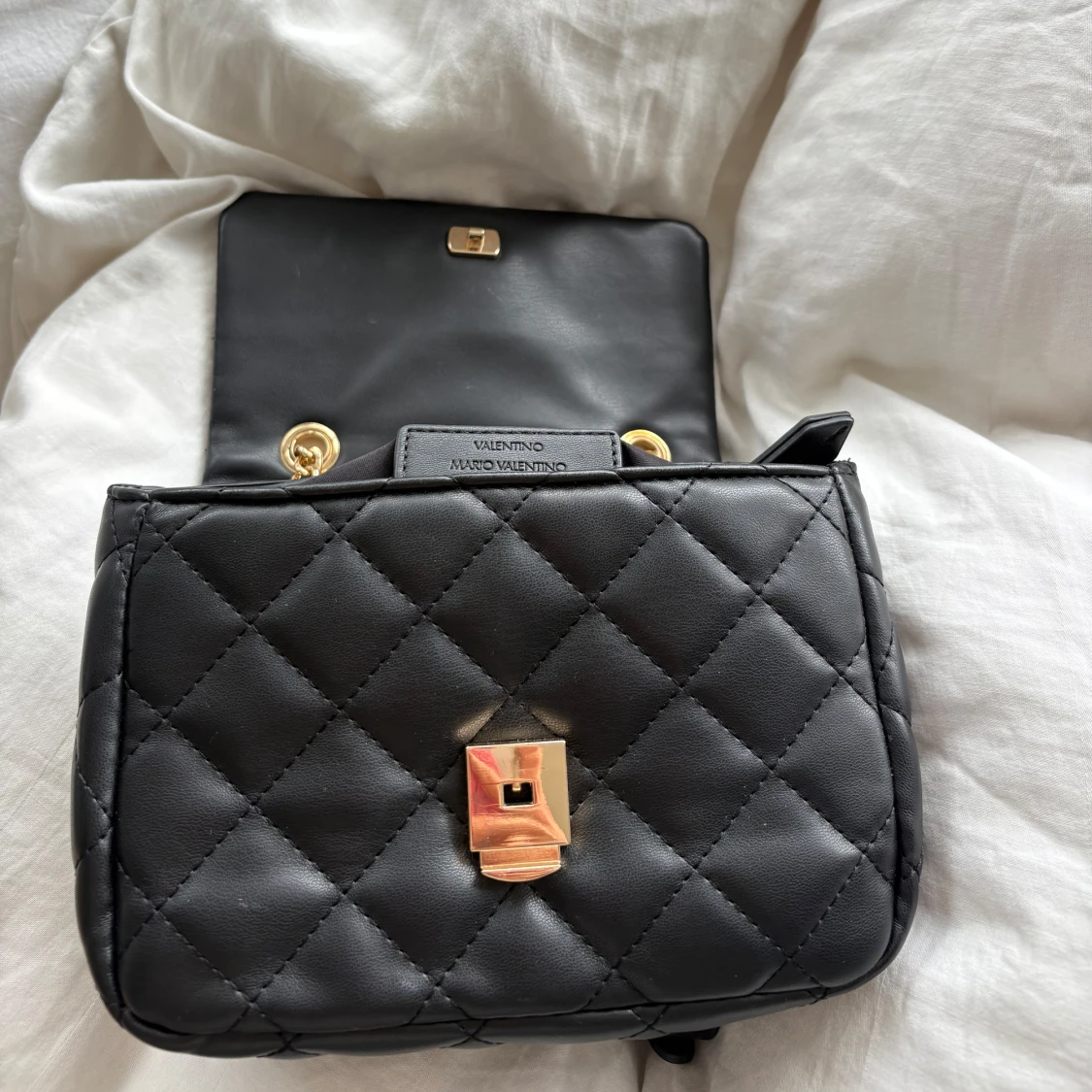 Svart axelväska från Valentino