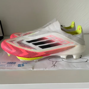 Adidas f50+ - Ett par riktigt feta fotbollskor från Adidas som är i mycke bra skick o som är otroligt bra, nypris ligger runt 3500 de är i st 41, 1/3