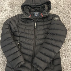 Svart pufferjacka från Vinson Polo Club - Säljer en svart pufferjacka från Vinson Polo Club i storlek XS💕