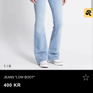 Lågmidjade bootcut jeans - Lågmidjade jeans från Lager 157 i modellen Low boot. Storlek S i short lenght. Lite slitet längst ner på jeansen fråga om bild på de