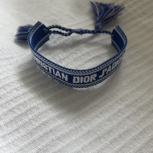 Blått armband från Christian Dior - Säljer ett snyggt dior armband, armbandet är helt nytt och är aldrig använt. Storleken går att justera. Kontakta mig vid frågor!🤝
