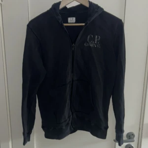 C.P. Company zip hoodie - Mörkblå cp hoodie i storlek S. Använd som märks vid texten. Säljs pga av för liten storlek. Skriv för mer bilder eller frågor!