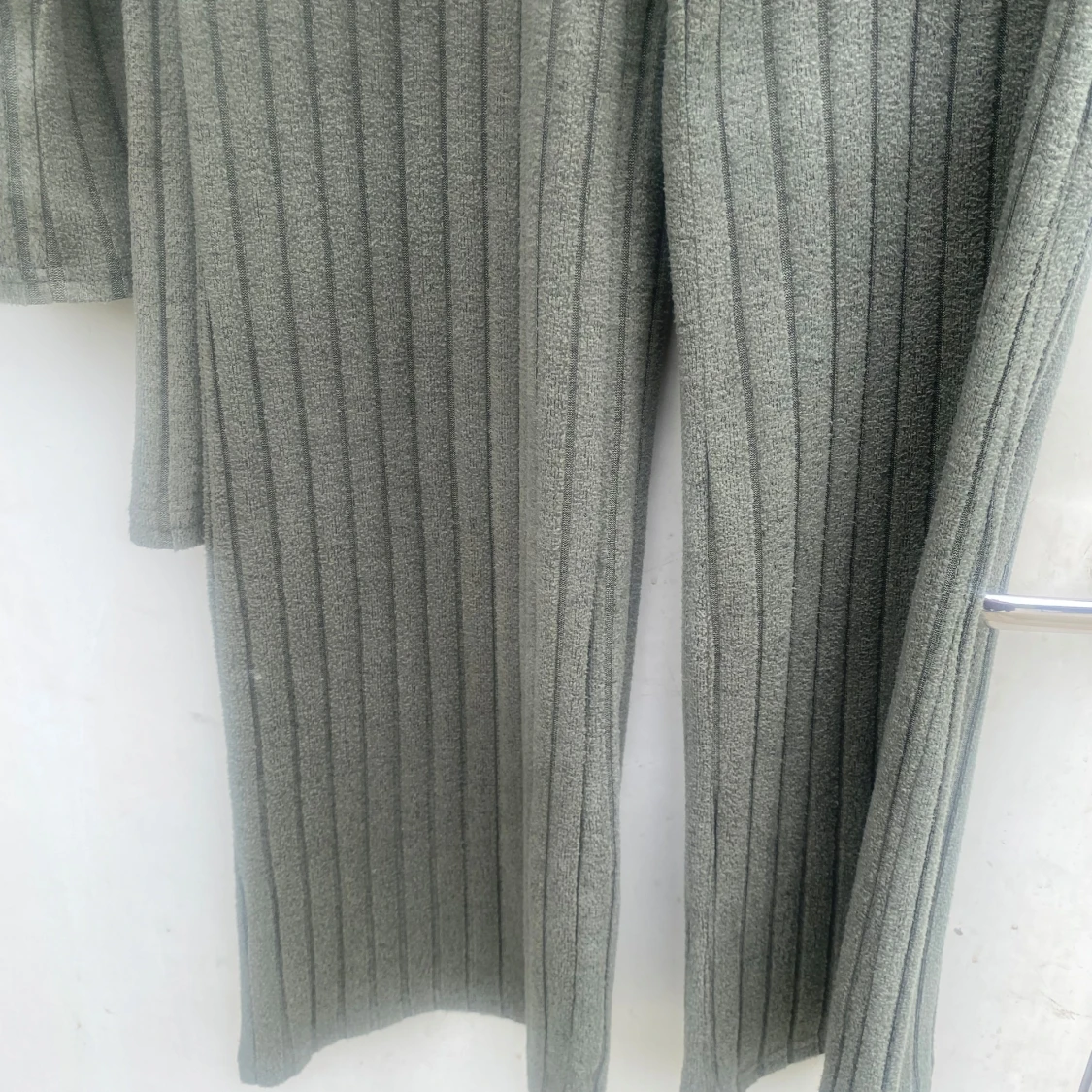 Olivgrön set ribbad  i mjukt tyg - 4