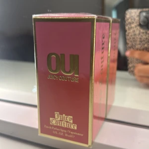 Oui Juicy Couture parfym 30 ml - Fräsch och trendig parfym från Juicy Couture, Oui. Kommer i en snygg rosa och guldig kartong med lyxig känsla. Flaskan rymmer 30 ml Eau de Parfum Spray. Perfekt för dig som gillar söta och fruktiga dofter.