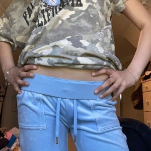 Babyblå mjukisbyxor Juicy Couture - babyblå mjukisbyxor från Juicy couture i strl S längs ner vid benen är det lite smutsigt och en liten fläck på låret, köpta här på Plick med en tröja i samma set och färg . Skriv för mer bilder eller detaljer