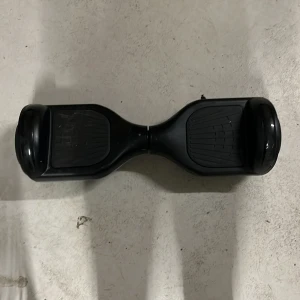 Howerboard - En nästan helt ny howerboard. När den är på lyser den på sidorna. Rengbågiga färger. Jätte bra skick knappast använd