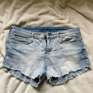 Lowwaist shorts  - Ett par jättesöta Low waist shorts från h&m. Storlek 34 så passar ungefär som S/M skulle jag nog säga. Pris går att diskutera💕