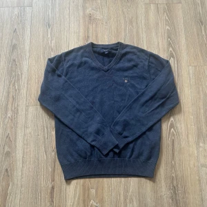 Gant tröja  - En snygg tröja i bra skick utan några som helst anmärkningar. Hör av er vid ytterligare frågor annars fritt fram att köpa!                              (Postar inom 24h)