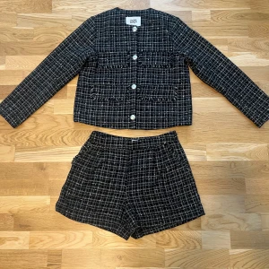 Twist & Tango svart set - Märke: Twist & Tango Shorts: storlek 36 Blazer: storlek 34 Nyskick Övrig info: shortsen har fickor, man stänger shortsen med en dragkedja och knäppning på sidan. Extra knapp till blazern finns. Fler bilder kan skickas vid förfrågan.  Nypris för blazer: 2299kr Nypris för shorts: 1199kr