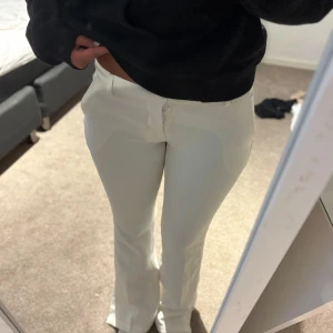 Vita kostymbyxor med bootcut - Snygga vita kostymbyxor med bootcut, de är midwaist fast heter lågmidjade! Jättesnygga