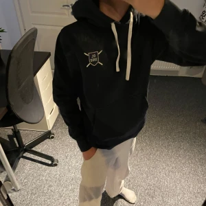 Mörk blå hoodie - Go hoodie. Modellen är Lady M men passar bra även på killar. I herr str är den ca xs. Väldigt stil ren och mysig att ha hemma men även på stranden en sen kylig sommar kväll