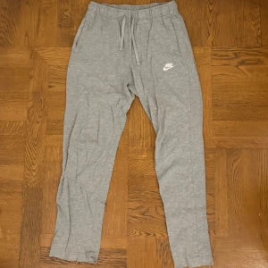 Grå Nike Mjukisbyxor - Extremt bra skick! (Använda fåtal gånger) Storlek: S