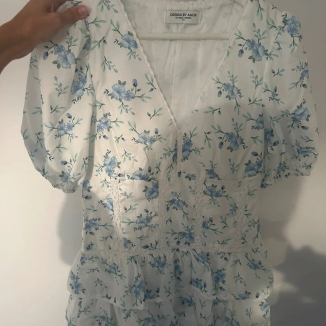 Blommig kortklänning Design by Amor - 1