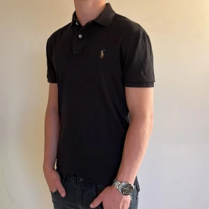 Ralph Lauren piké  - Ralph Lauren piké | Skick: 9/10 | Size - S | Nypris 1400kr mitt pris 625kr | Modellen är ca 175cm lång | Hör av dig vid minsta fråga eller fundering📩