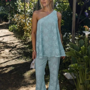 Spets set - Sjuuuukt snyggt spets set från NA-KD! Heeelt nytt och endast testat!🫶🏼 Kostar 1100kr nypris! Storlek xs/32 i båda delarna🥰