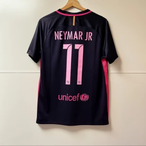 Barcelona Neymar fotbollströja 16/17 - Barcelona 16/17 fotbollströja med Neymar på ryggen i nyskick. Storlek S