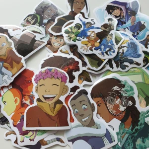 Avatar: The Last Airbender - Sticker Collection - Färgglada och unika klistermärken med karaktärer från Avatar: The Last Airbender! Perfekt för att dekorera datorn, mobilen eller anteckningsboken. Ett måste för fans av serien som vill visa sin kärlek till Aang, Katara, Toph och gänget.