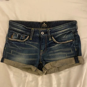 jeansshorts  - lågmidjade med coola detaljer vid fickorna och där bak❣️ 