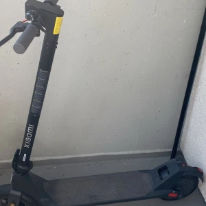 Xiaomi  - Helt ny elscooter köpte för typ 1 månad sen har bara använt 5-6 gånger bra batteri tid den åker 20 km/h 25 km kan den åka me full ladd det som ingår är laddaren o skruvmejsel till den den börjar ladda efter 1 timme o full ladd är 3 timmar bromsen är jätte bra o smidigt när du gasar o sen släpper gasen så stannar elscootern så det är bra i systemet o det finns app för den det får du sen när du köper. Pris kan diskuteras. 