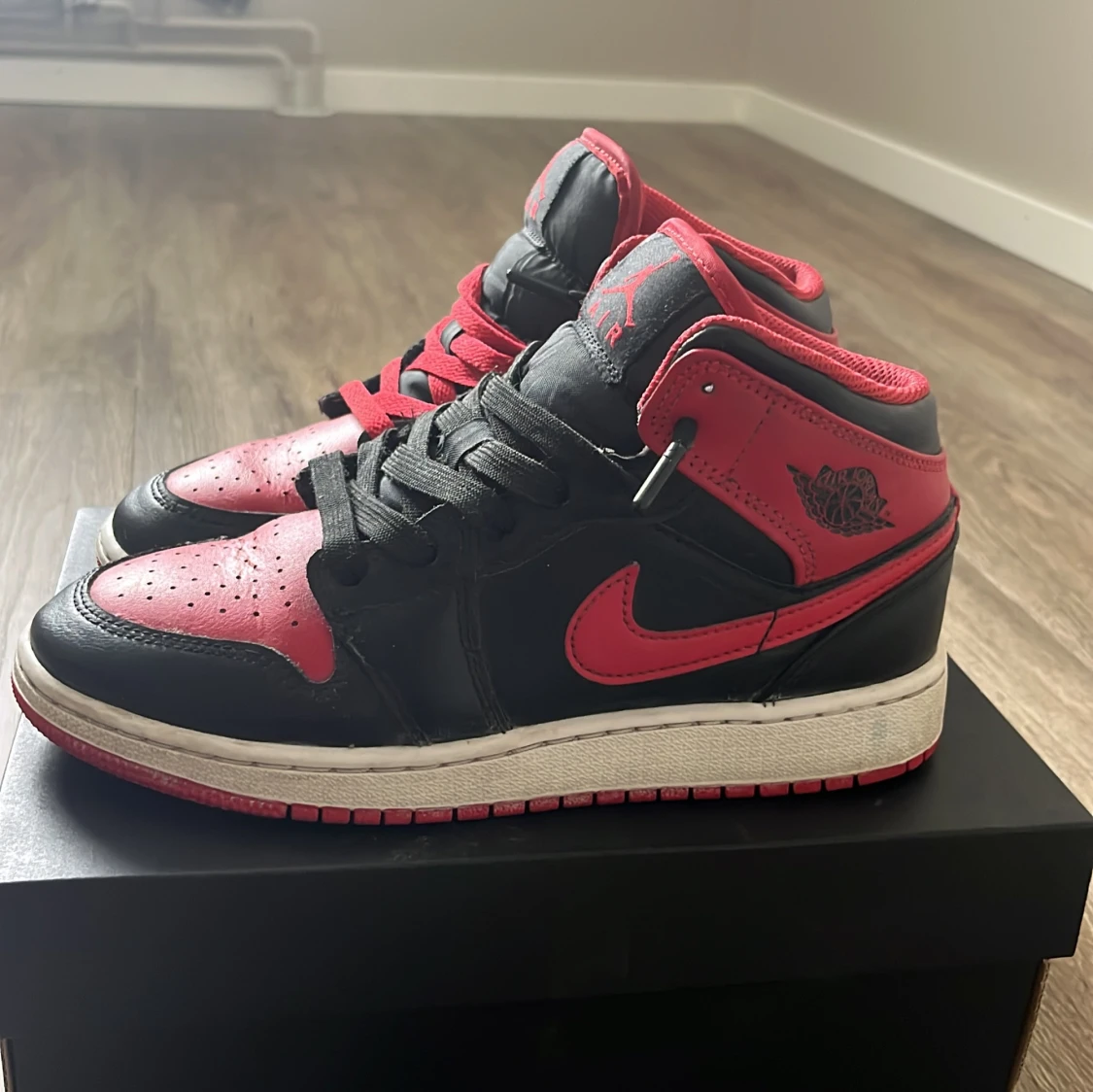 Nike Air Jordan 1 Mid Bred svart/röd - 1