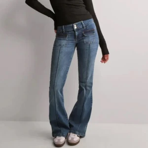 Blå bootcut jeans med fickor - Snygga blå jeans med bootcut passform och markerade sömmar framtill. Säljer då dem inte kommer till användning längre💞köpt för 699kr säljer för 450kr - pris kan diskuteras