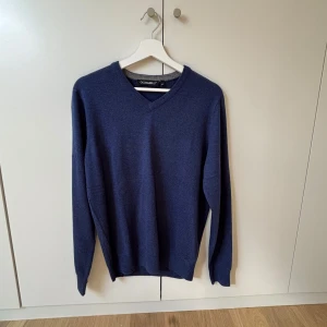 Kashmir Blend tröja - Tjena säljer min väldigt bekväma Kashmirblend tröja som är endast är använd ett fåtal gånger! Den är köpt i Italien av märket Occhi&Belli.       Säljer för endast 199kr🤩