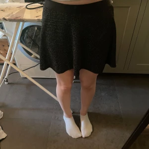 Glittrig kjol - En glittrig kjol från Kappahl i storlek 134/140