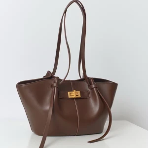 Brun väska  - Helt ny oanvänd brun väska från GinaTricot. Den är inte stor och inte liten utan en mellanstorlek.🥰