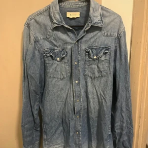 Jeansskjorta från H&M - Använd ett par gånger, bra skick 