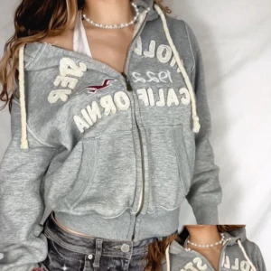 Grå zip up hoodie från Hollister - supersnygg vintage luvjacka från Hollister, storlek S 💋