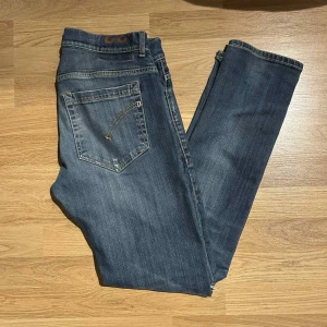 Dondup jeans  - Tjena säljer dessa tvär feta jeans från Dondup. Riktigt sköna slitningar och riktigt fet färg! Modellen är george och storlek 33. Ny pris 4 000 mitt pris endast 599! Vid fundering eller annat hör av dig! Vid snabb affär kan pris diskuteras)!