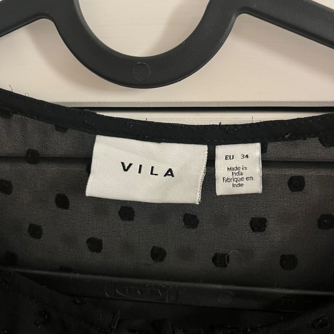 Svart prickig blus från Vila, stl 34 - 2