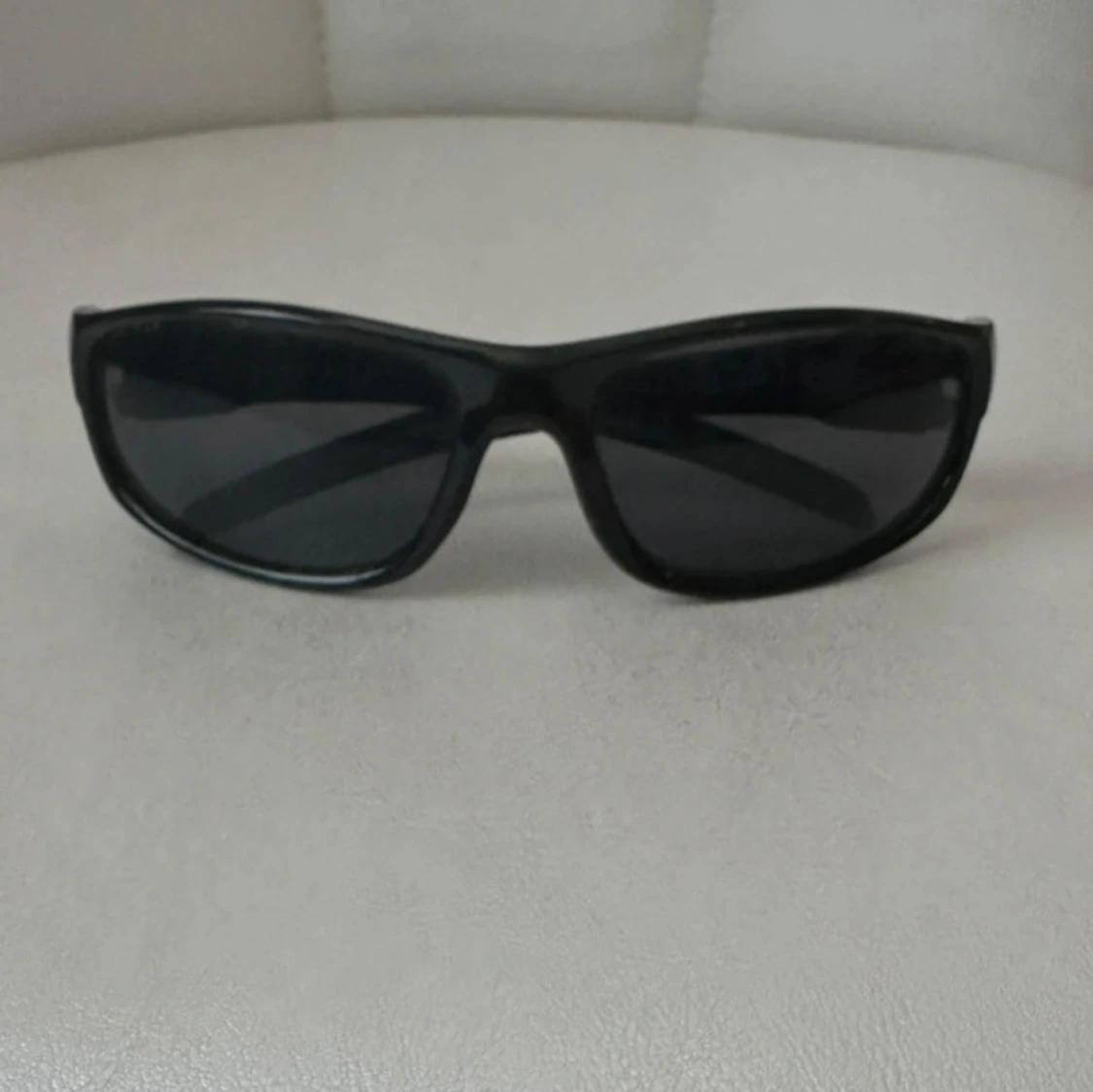 Svarta sportiga solglasögon