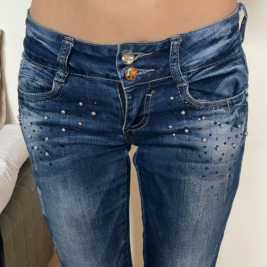Lågmidjade Blå jeans med pärldetaljer och bootcut - 2