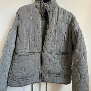 Grå quiltad jacka - Säljer fen superpopulära quiltade jackan från Zara. Helt ny men saknar lapp, aldrig använd. Storlek XS men passar mig som brukar ha S. Skriv för fler bilder!