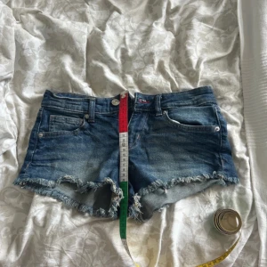 Snygga jeansshorts - Snygga blå lågmidjade jeansshorts från hm, använd fåtal ggr🩵