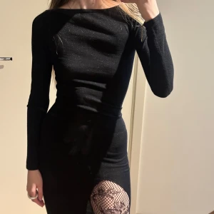 Klänning  - Klänning från nakd. Lite glittrigt material, slits vid benet, sparsamt använd 
