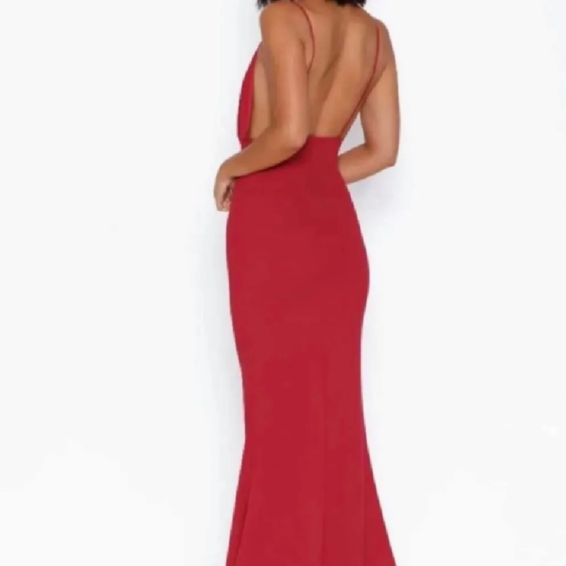 Röd långklänning med djup v-ringning - 2