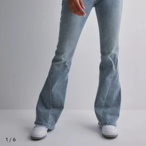 Ljusblå bootcut jeans - Snygga ljusblå jeans med bootcut passform och klassisk femficksdesign. Jeansen har en hög midja och är tillverkade i mjukt denimtyg som ger en skön känsla. Perfekta för dig som gillar en retroinspirerad look med utsvängda ben.
