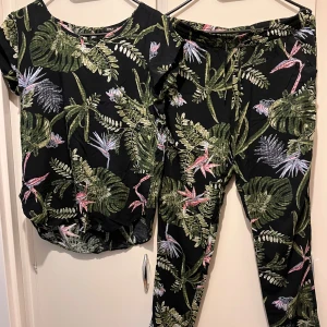 Nytt set byxor och blus strl 38 - Blommigt set med byxor och blus i strl 38 från Only. Kollektion: onlNOVA AOP Byxorna har resår i midja, knytning och fickor framtill. Material: viskos  Helt nytt, aldrig använt.  